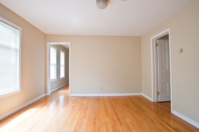 Building Photo - 8/1-$1745 – 3 BR with Laundry, Upper Flat Close to Lakefront and UWM - 2431 N Farwell