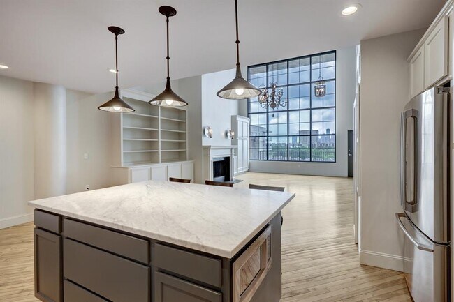 Building Photo - 1025 S Shepherd Dr