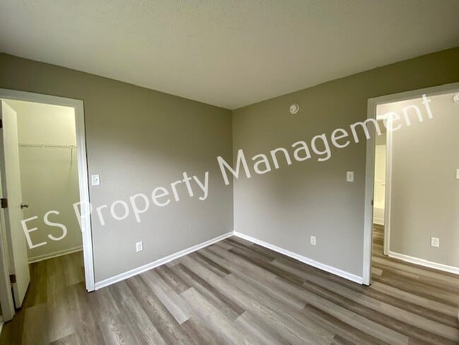 Building Photo - Stunning 3 Bedroom 2 Bath in SouthWest River Run Neighborhood!