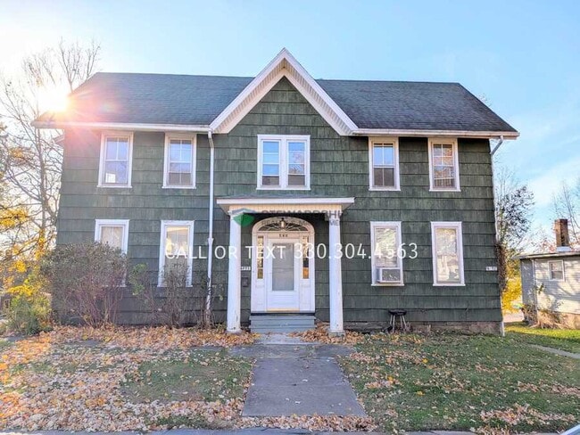 Building Photo - 409 2nd St NE