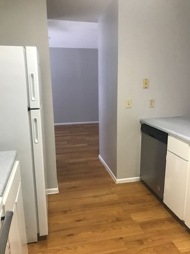 Building Photo - 2 bedroom Duplex