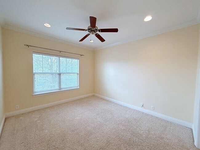 Building Photo - 3 Bedroom Townhouse in Gated Community off...
