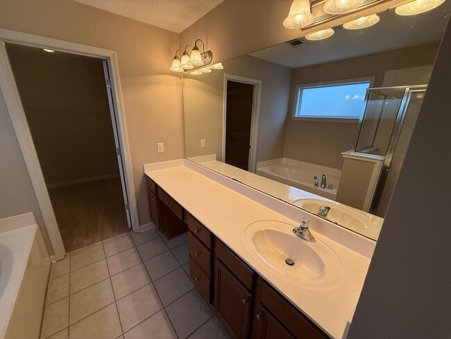 Building Photo - ADORABLE TWO STORY HOME IN GREAT LOCATION!
