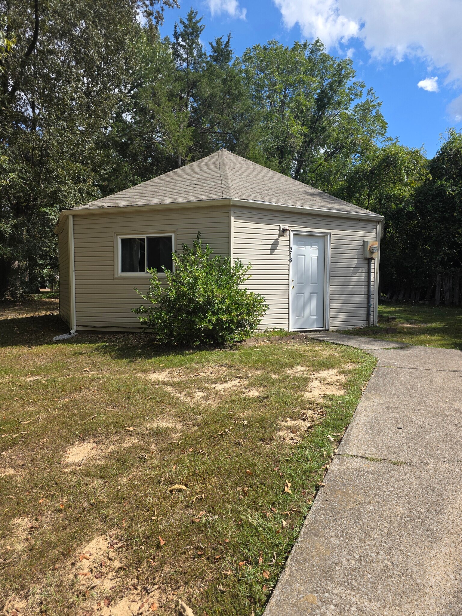 Front Exterior - 216 Roundhouse Rd