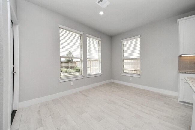 Building Photo - 1500 Sunrise Gables Dr