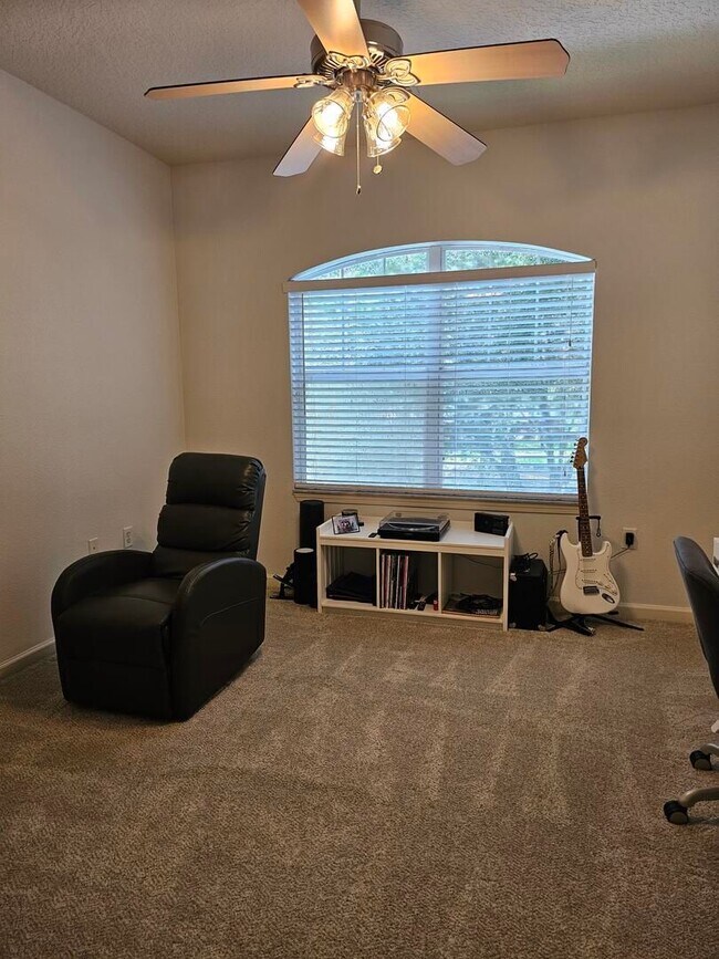 Building Photo - Beautiful end unit!