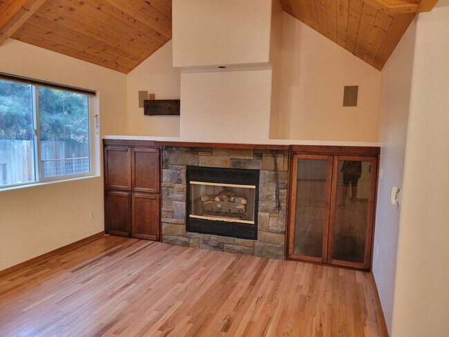 Building Photo - Newly painted  2,000+ sq home with RV parking