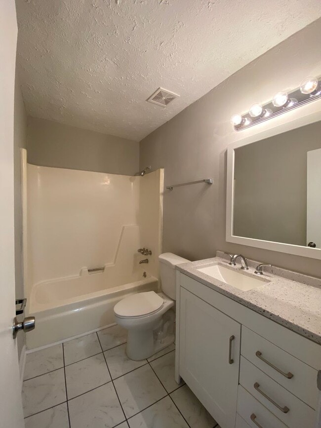 Building Photo - 2 Bedroom Home Minutes from Downtown!