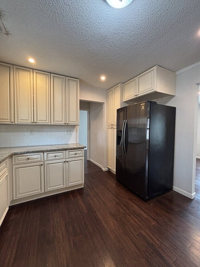 Building Photo - 117 Alma Dr