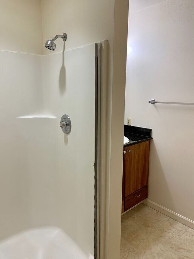 Building Photo - Cozy Studio Living with Parking and Pet-Fr...