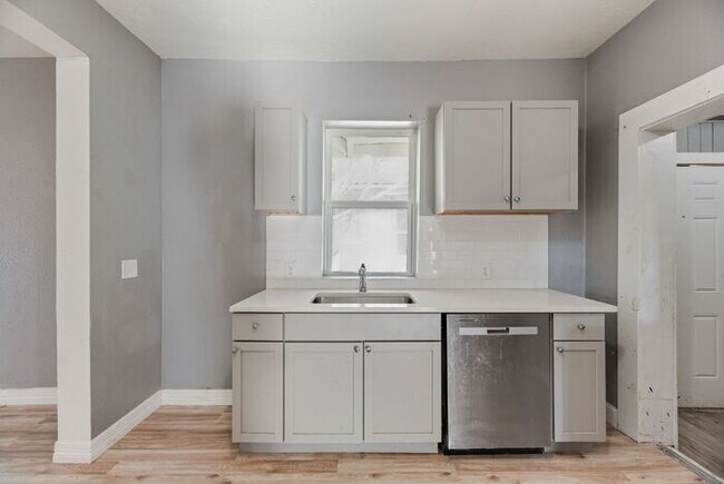 Building Photo - 815 N Travis St