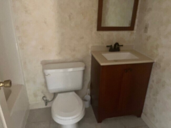 Building Photo - Cute 2 Bed/1.5Bath Home in the Heart of We...