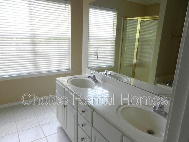 Building Photo - 2211 Summer Ridge Dr