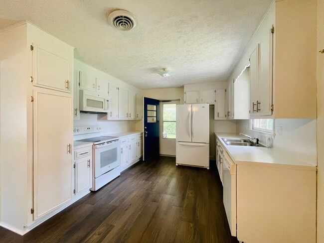 Building Photo - Updated and adorable rancher home in Old C...