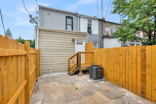 Building Photo - GORGEOUS end unit in Baltimore! 3 Bedrooms 3 Bathrooms Plus a Rec Room!