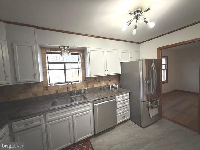 Building Photo - 9608 Burke View Ave