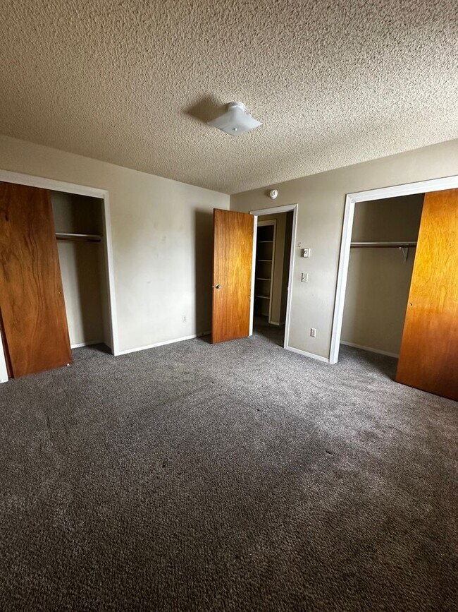 Building Photo - 4 Bedroom Condo near campus