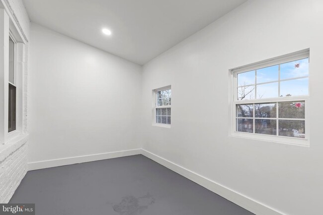 Building Photo - 1512 Isherwood St NE
