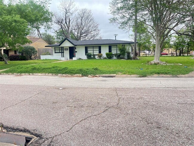 Building Photo - 9602 Val Verde St