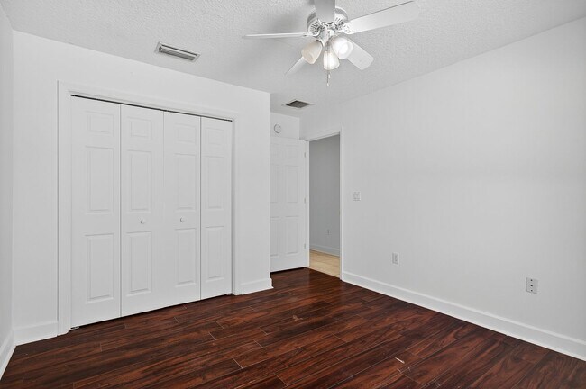 Building Photo - Gated Community!