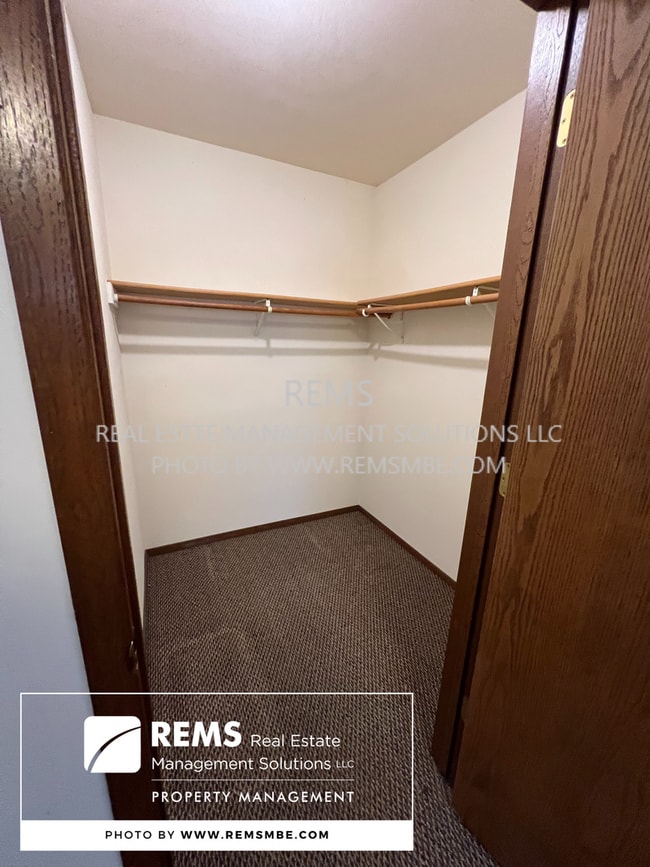 Building Photo - 564 E Slifer St