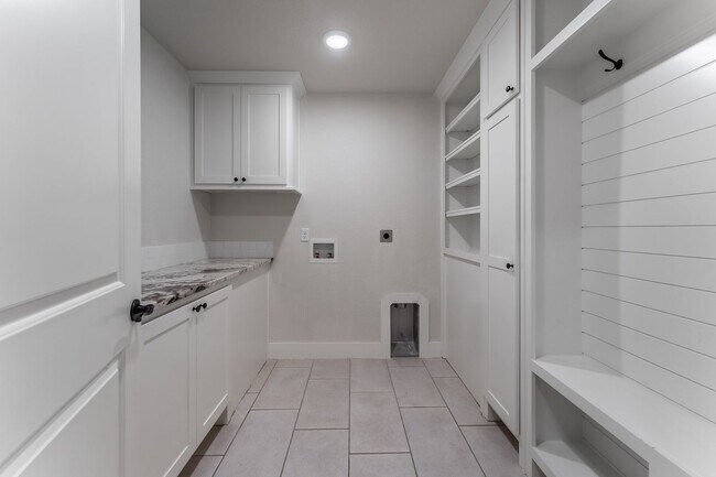 Building Photo - Luxury Living in Bentonville: Modern 4 Bed, 3 Bath Home with Fenced Yard