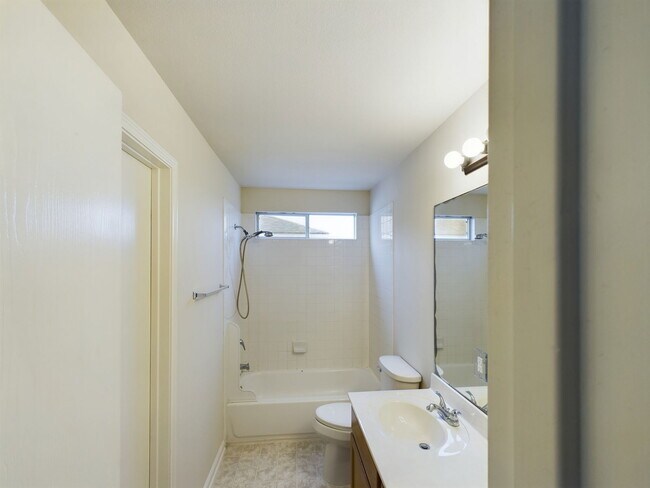 Building Photo - 15123 Meredith Ln