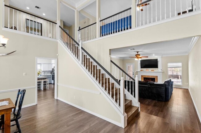 Building Photo - 10116 Pinehurst Dr