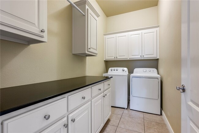 Building Photo - 2700 S Everest Ave