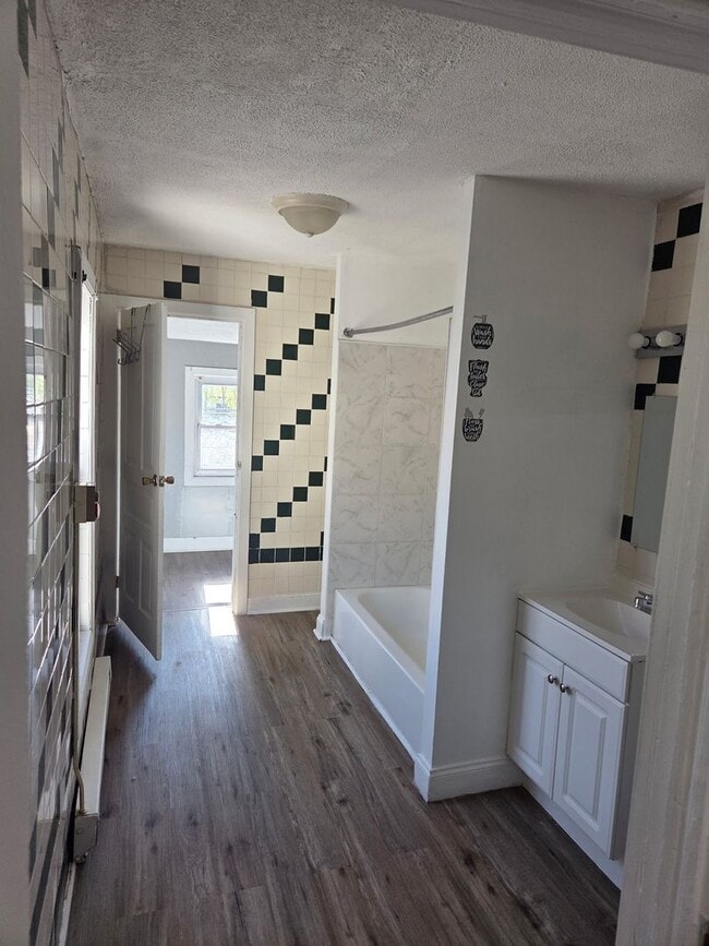 Building Photo - 3 Bedroom 1 Bath Home Available for Rent