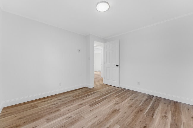 Building Photo - 702 E Park Ave