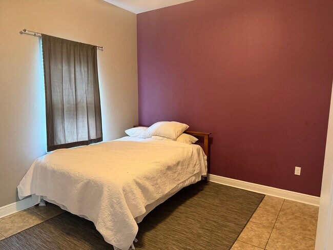 Building Photo - 1/1 APARTMENT BY DOAK CAMPBELL WITH SMALL YARD