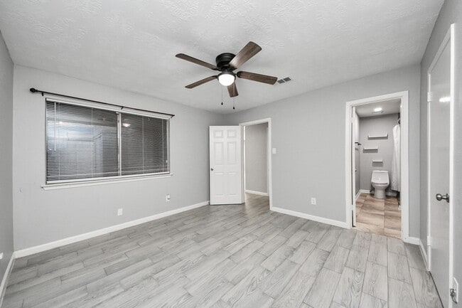 Building Photo - 2471 Falls Church Dr