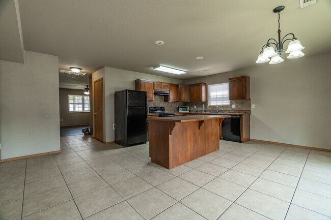 Building Photo - 4 Bedroom 2.5 Bath Townhome near UofA!  Fenced yard coming soon!!