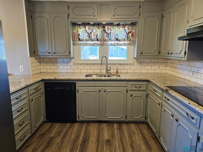 Building Photo - 1801 Eastridge Dr