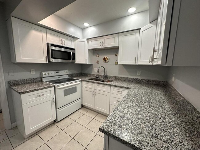 Building Photo - 709 SE 8th Terrace