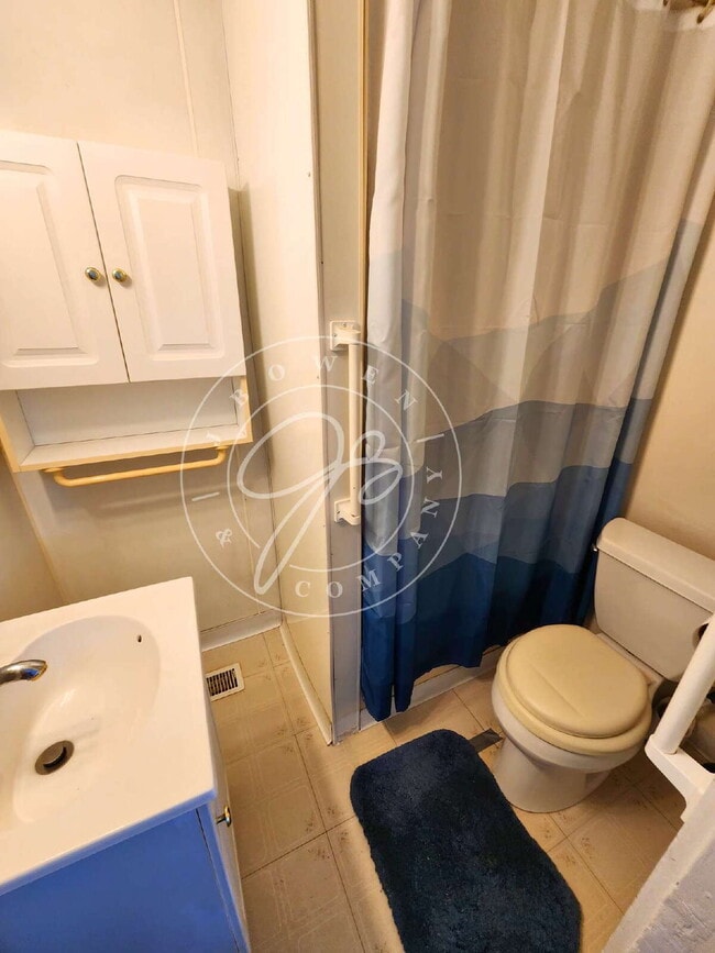Building Photo - 4 bed 2 bath with 1st floor bedroom and ba...