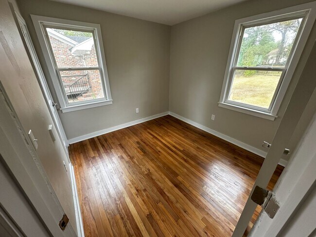 Building Photo - For Rent: Newly Remodeled 3 Bedroom / 1 Ba...