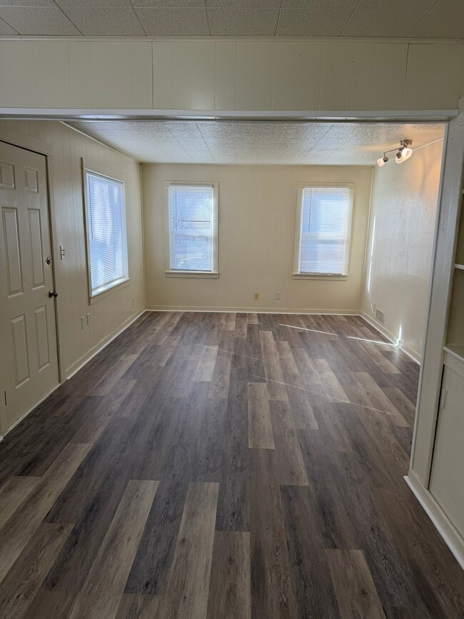 Building Photo - 1039 SW Cascade Ave