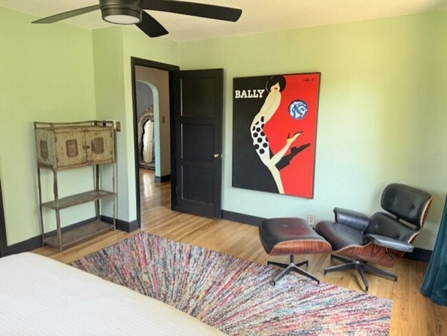 Building Photo - Furnished 3 Bedroom Downtown Home On Corne...