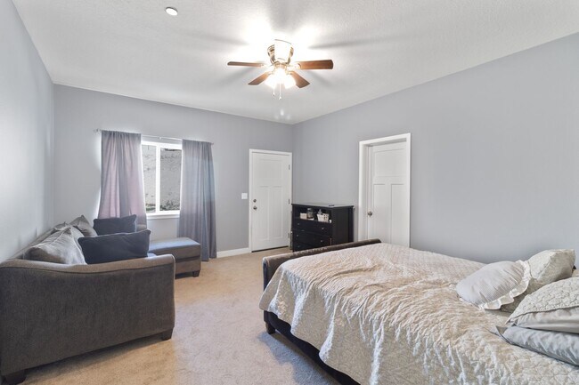 Building Photo - Beautiful 4 Bed 3 Bathroom