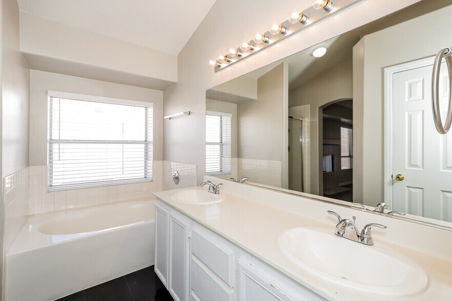 Building Photo - 6017 Ingenue Rd