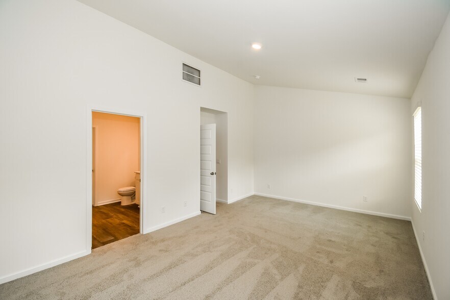 Building Photo - 7 Striker Rd