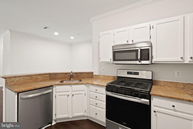 Building Photo - 1704 Lake Shore Crest Dr