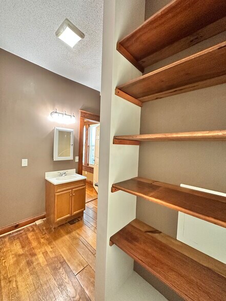 Building Photo - 923 E Hillcrest Dr