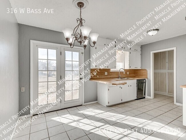 Building Photo - 316 W Bass Ave