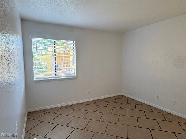 Building Photo - 2855 Winkler Ave