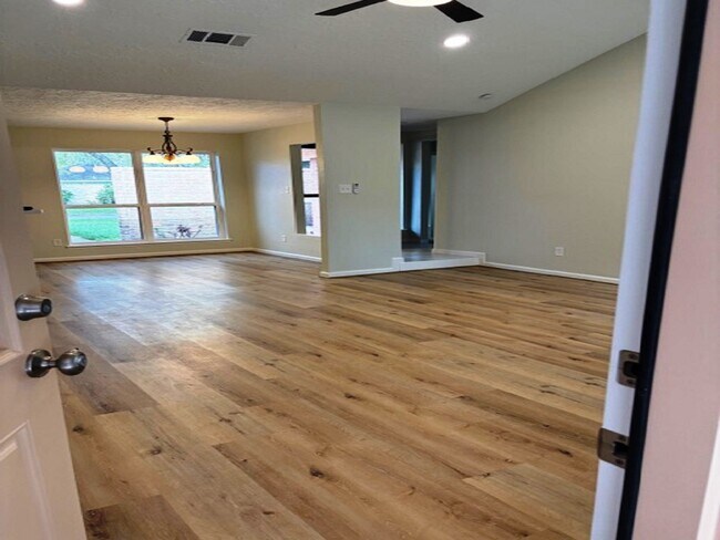 Building Photo - 5363 King Richard Dr