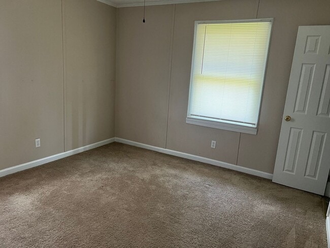 Building Photo - 4 Bedroom Brick House - Vouchers Accepted