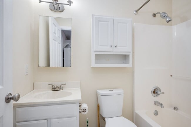 Building Photo - 1 Bedroom Apartment Downtown